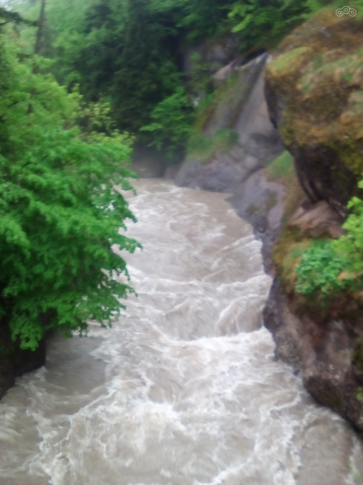 Большая Лаба в узости под мостом на Рожкао. В детстве мы сигали в этот поток с моста и метров через двести нас выносило на широченную отмель.