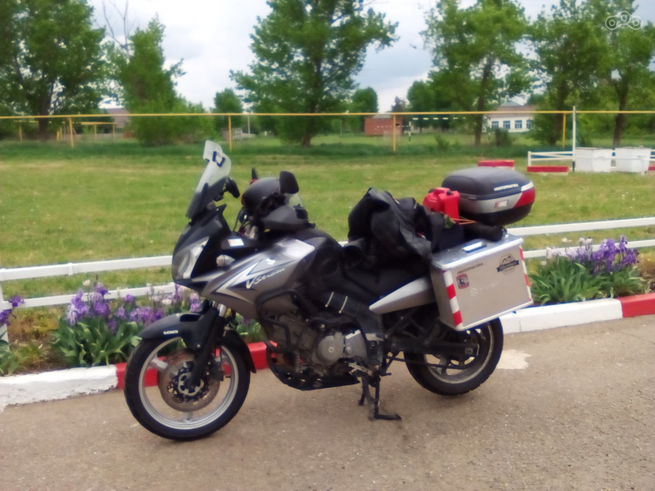 Вырвался из дождя. Кофе, сендвич, небольшое ТО цепи и меня снова догнал дождь.