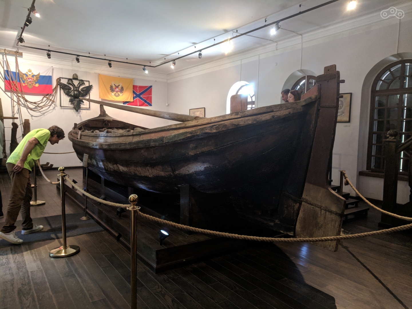 "Ботик Петра" - единственный уцелевший экспонат "Потешной флотилии Петра Великого, сгоревшей в страшном пожаре в 1783. Спасло его только то, что находился в здании на горе, куда пожар не добрался.