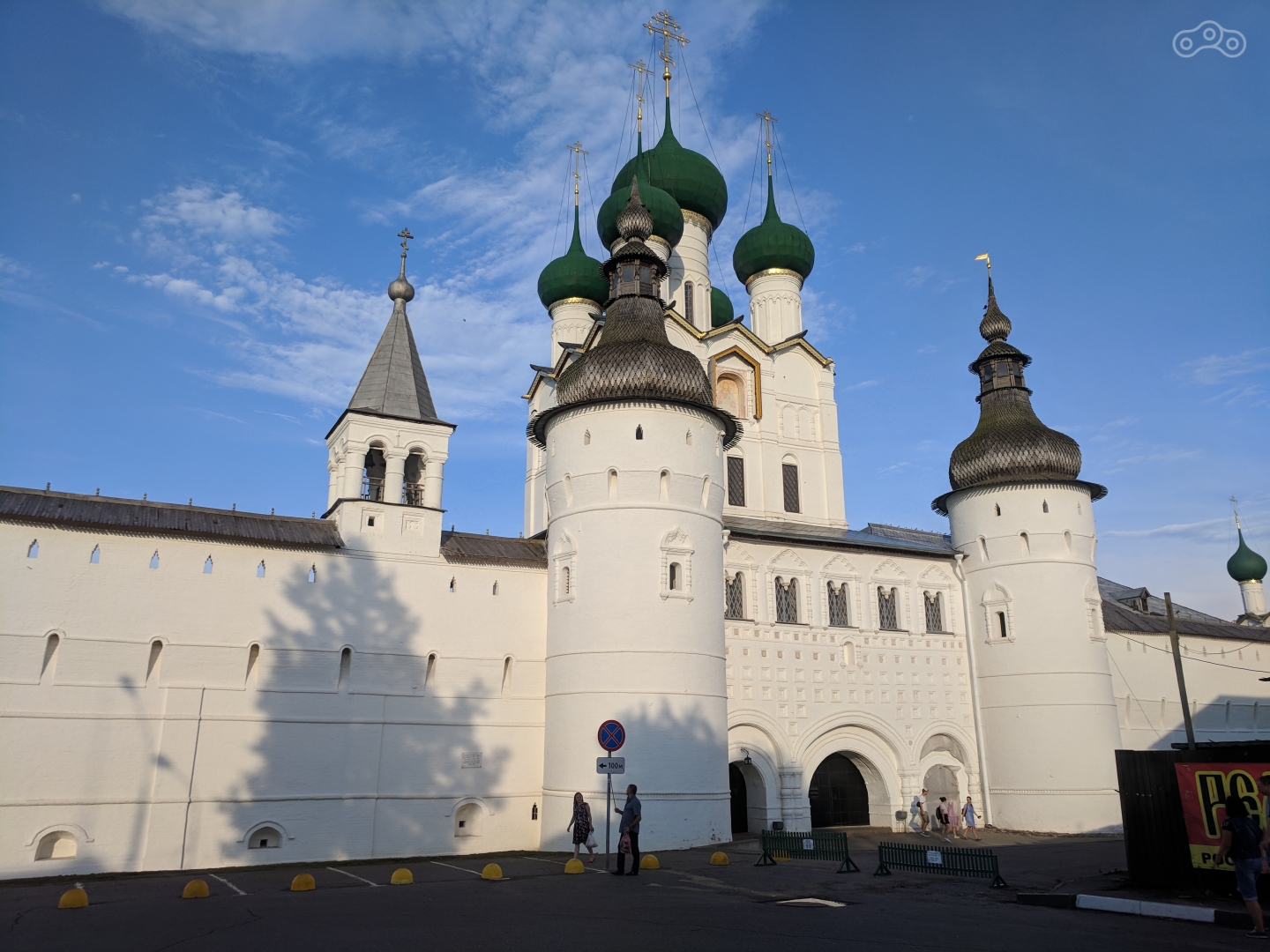 Вход в Ростовский кремль. Внутри сразу видно, что объект развивается и в него вкладывают деньги. И что немаловажно, принимают карточки
