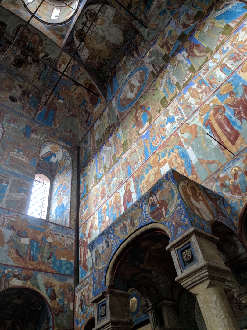 Внутри Успенского собора волшебная роспись как в палатах, так и внутри самого собора.