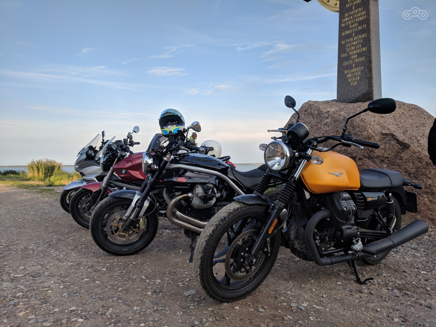 Чуть помедленнее, кони, чуть помедленнее! Не указчики вам кнут и плеть! Но что-то кони мне попались привередливые, — И дожить не успел, мне допеть не успеть.