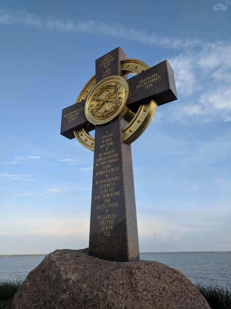 Поклонный крест на берегу озера Неро