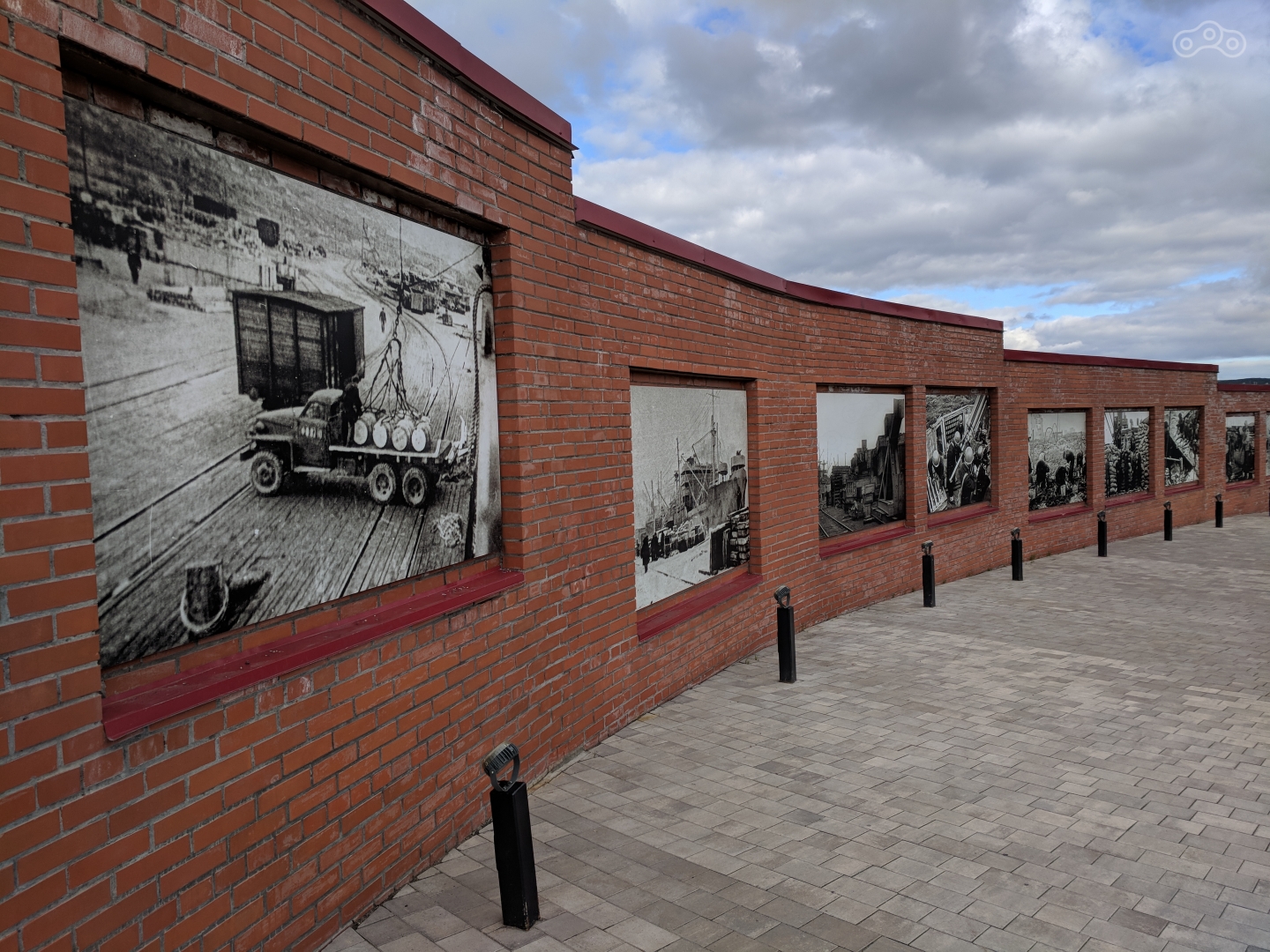 Мемориал свежий, это сразу бросается в глаза