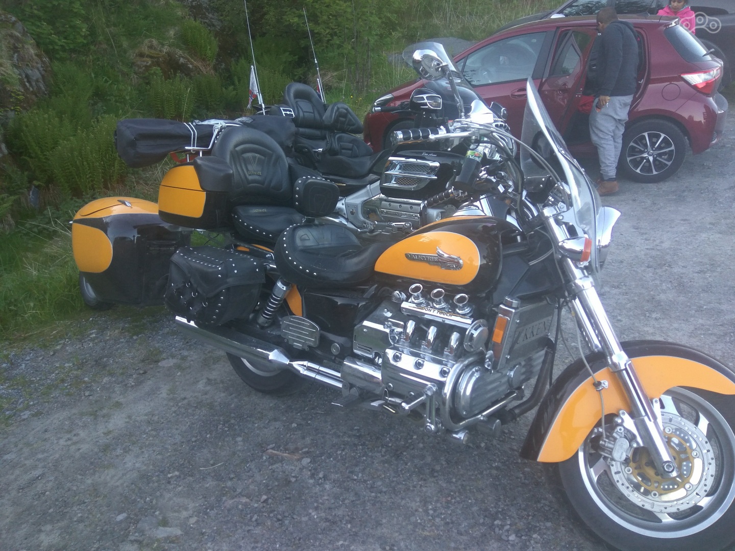 А вы думали на чем еще поехать в путешествие, конечно на 2х литровом триумфе с прицепом!!!