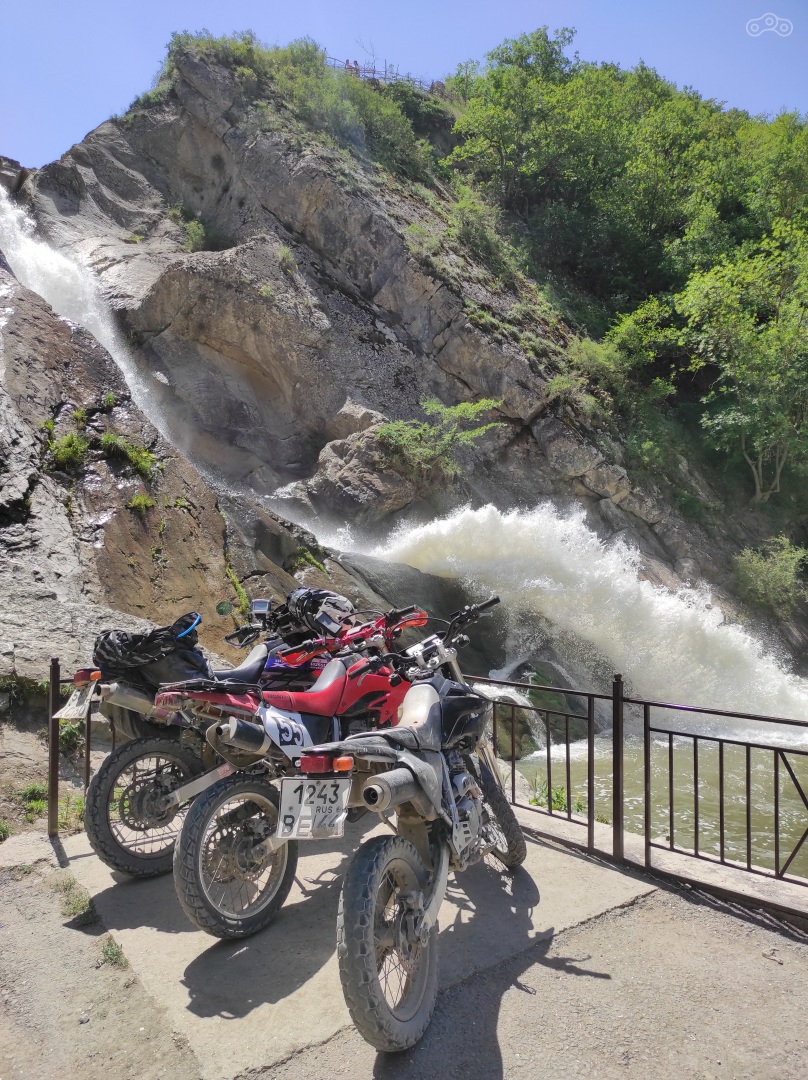 У водопада =)