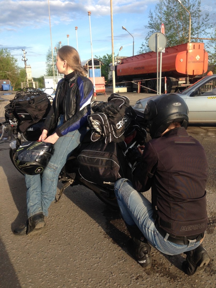 Подмосковье. На заправке. Пора в путь.