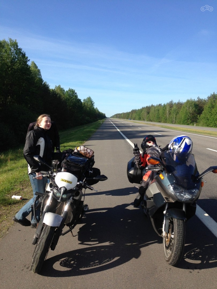 Где то на трассе М-1. Снова переодеваемся.