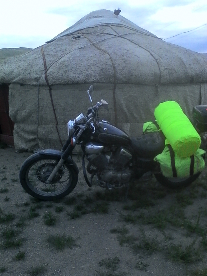 Появились первые юрты.