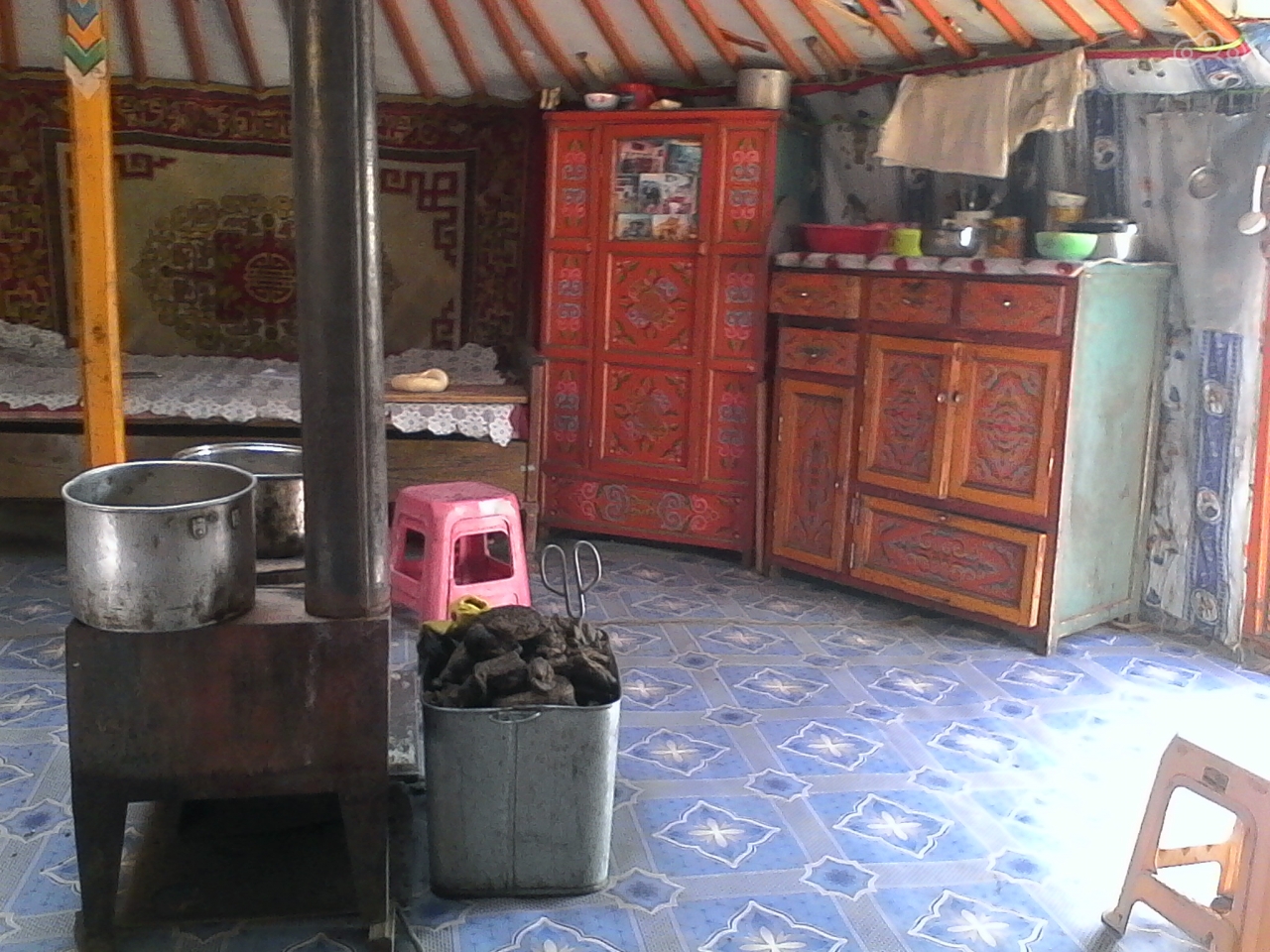 В центре юрты - очаг.