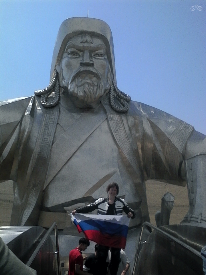 На конной гриве.