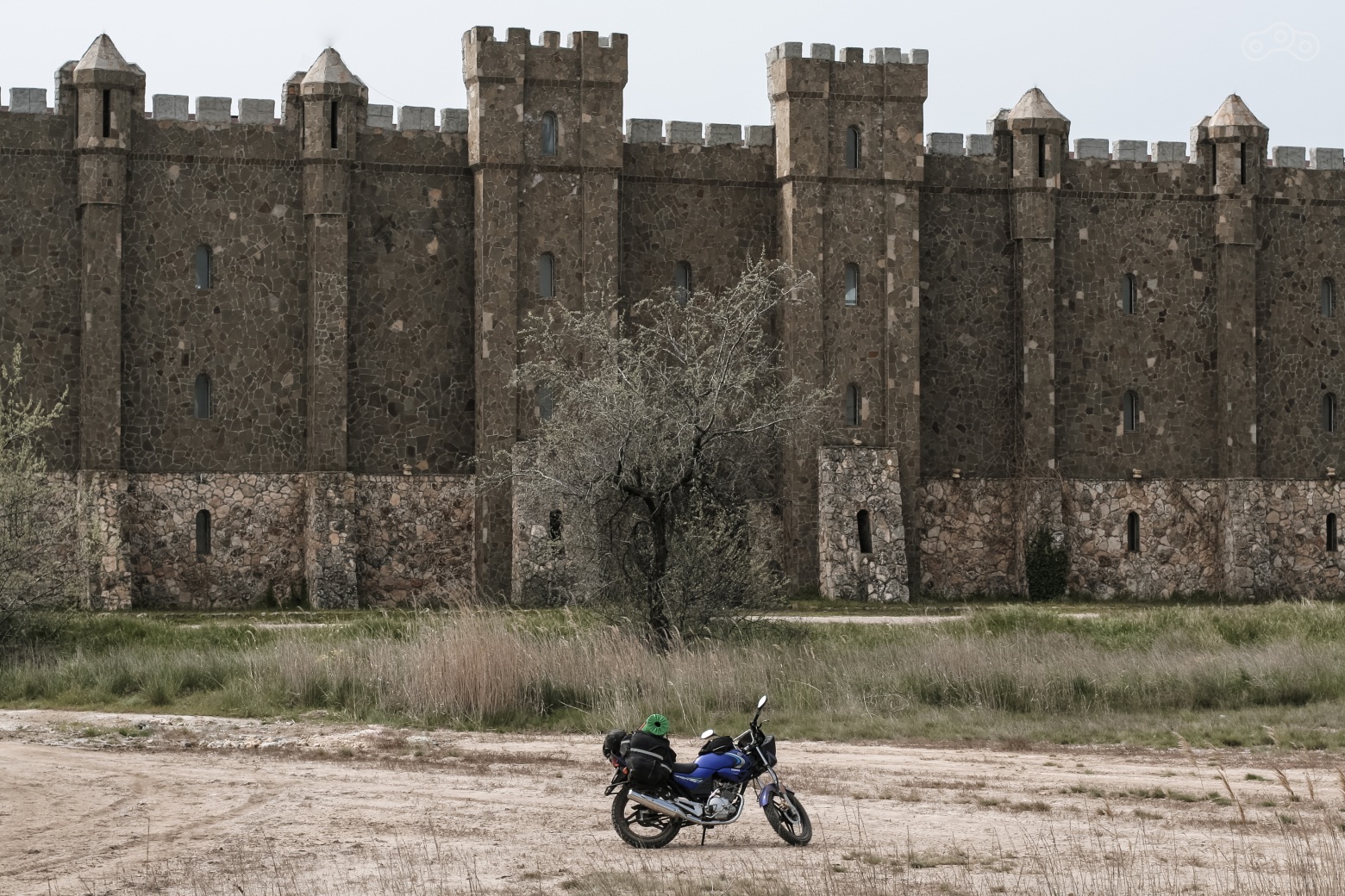 хотите пожить в замке? у вас есть шанс гостиница действующая
