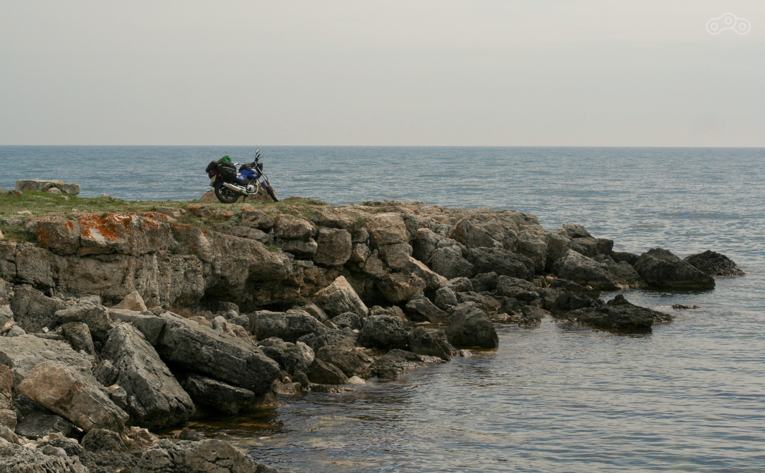 сначала берег немного возвышается на морем