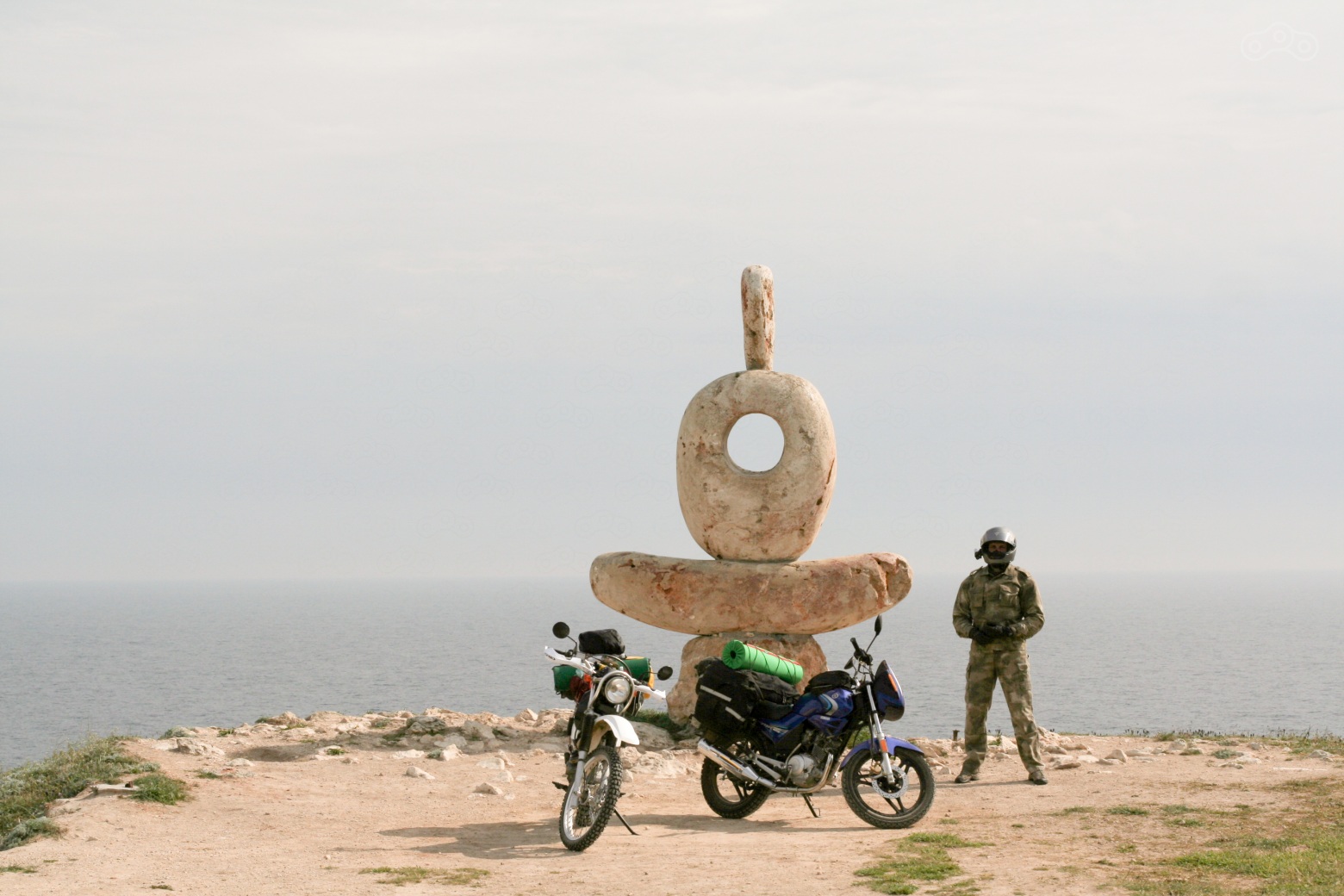 скульптура «Мыслитель», символизирует человека сидященго в позе лотоса и смотрящего на море