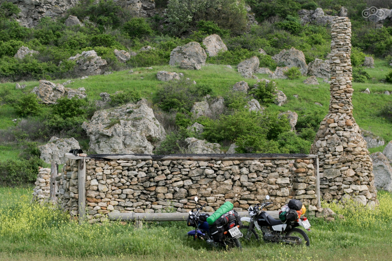 подъехали к таверне, привязали коней