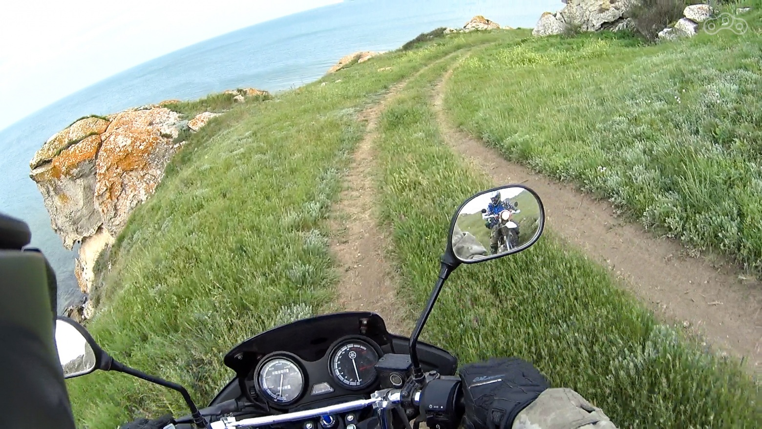 на кадре сразу два мотоцикла