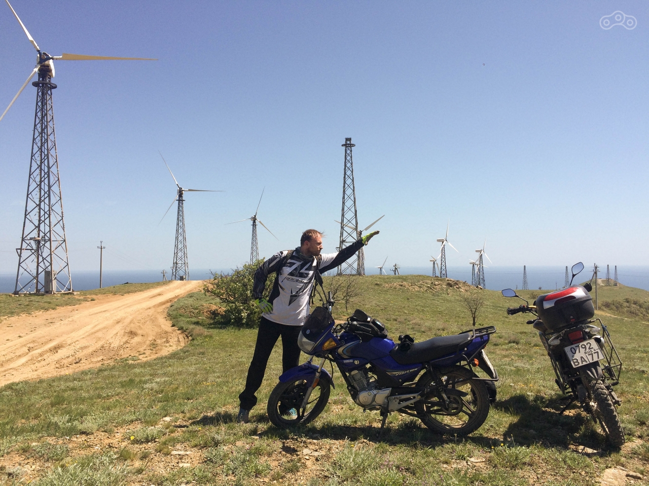 внизу заметили маяк, туда и поедем