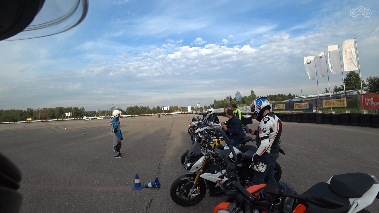 (на заднем плане видны автомобили учеников курса дрифта)