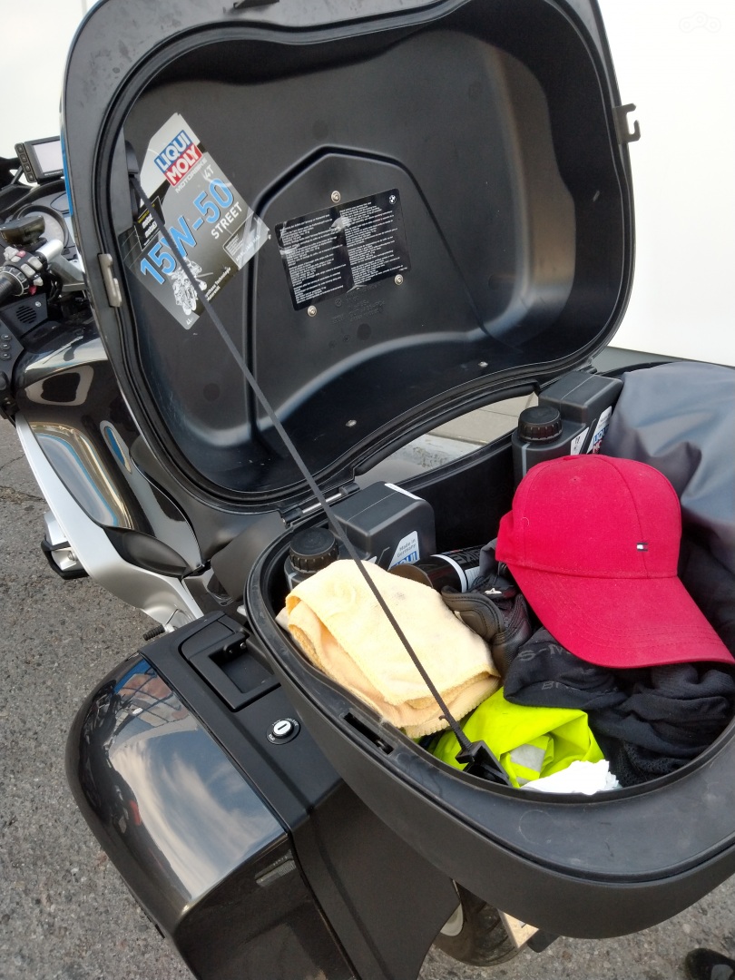 Настоящий бмвэшник всегда возит с собой две канистры масла. Видимо для левого и правого цилиндра.