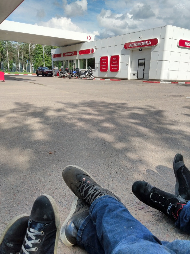 Москвичи наслаждаются запахом заправки